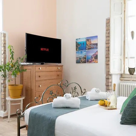 Charming Capri Style Retreat - Near Termini Station, Near Colosseum Roma